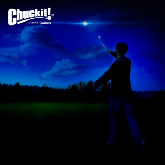 Игрушка Chuckit запускник для мячей со светящимся мячом в темноте