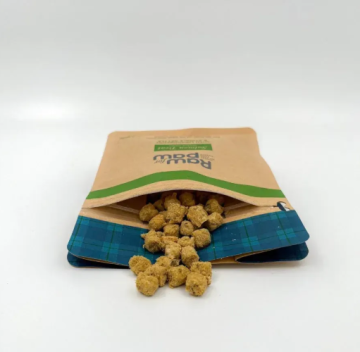 Сублімовані Ласощі для собак Raw for Paw з Лосося, брусниці та кропиви Freeze-Dried