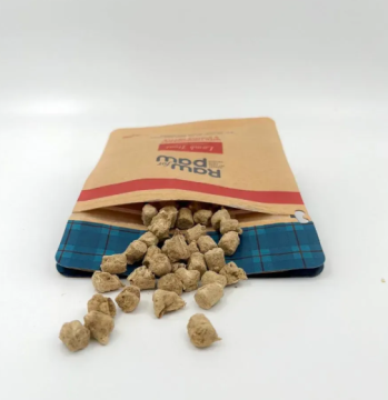 Сублімовані Ласощі для собак Raw for Paw з Ягня, брусниці та кропиви Freeze-Dried
