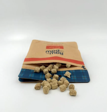 Сублімовані Ласощі для собак Raw for Paw з Яловичини, брусниці та кропиви Freeze-Dried
